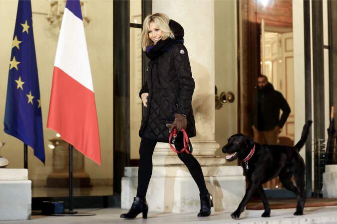 Némo, le chien du couple présidentiel, à l'Elysée avec Brigitte Macron, le 20 novembre 2017.