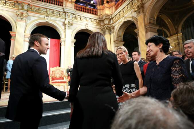 Emmanuel Macron, Anne Hidalgo (de dos), Tiphaine Auzière et Françoise Noguès-Macron à Paris, le 14 mai 2017.