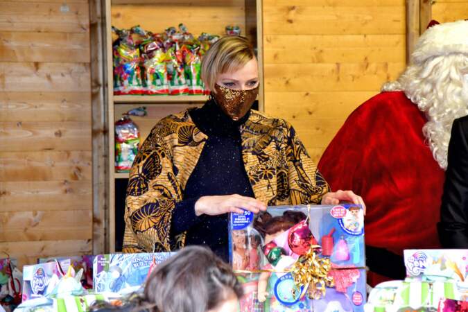 La princesse Charlène de Monaco, avec sa nouvelle coupe de cheveux, lors d'une distribution de jouets