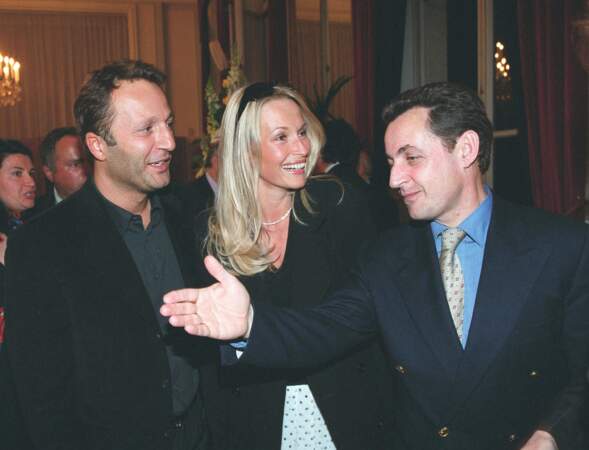 Arthur et Estelle Lefébure, avec Nicolas Sarkozy, le 27 mars 2003, quand Pierre Charon est fait chevalier de la Légion d'honneur. 