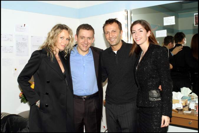 Estelle Lefébur, avec son Dany Boon, son époux Arthur, et l'épouse de Dany Boon, Yaelle, après un spectacle à l'Olympia, le 1er décembre 2004. 