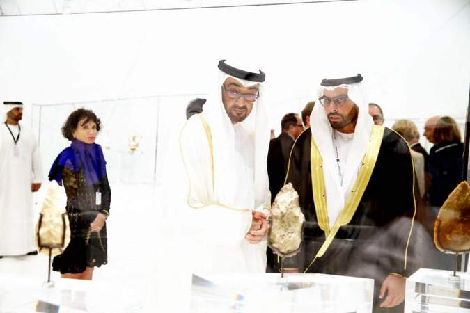 Enfin, Juan Carlos d'Espagne est soutenu par l’émir Khalifa ben Zayed Al Nahyane, qui lui a ouvert les portes de son hôtel, Corinna Larsen