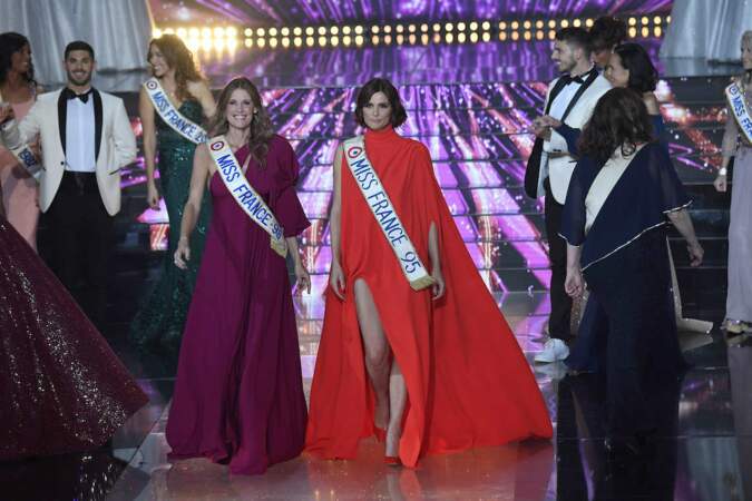 Sophie Thalmann et Mélodie Vibert lors du défilé d'ouverture de Miss France 2021