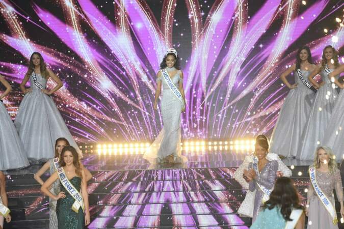 Clémence Botino, Miss France 2020 arrive sur la scène du Puy du fou lors de l'élection de Miss France 2021