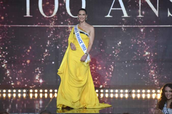 Linda Hardy, rayonnante dans une robe jaune lors de l'élection de Miss France 2021