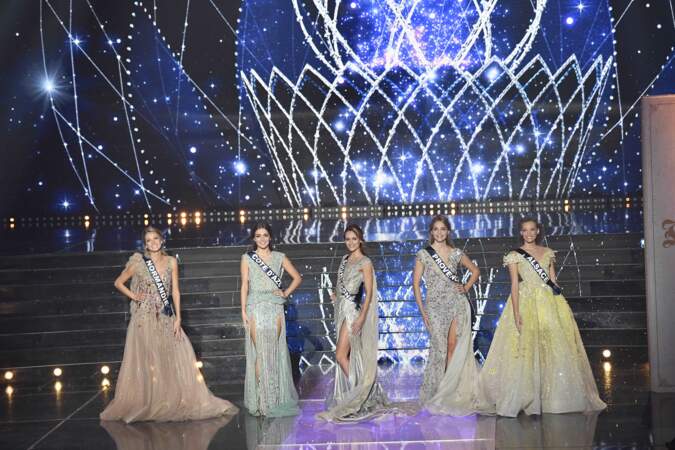 Amandine Petit et ses 4 dauphines sur la scène du Puy du Fou à l'occasion de l'élection de Miss France 2021  