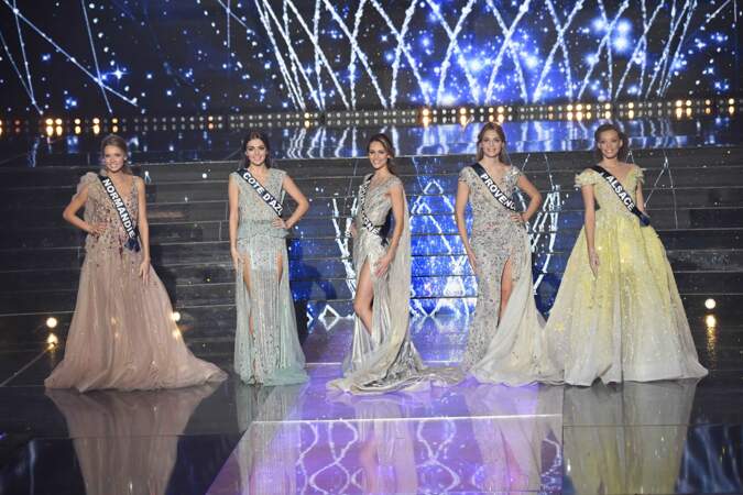 Miss Normandie, Miss Côte d'Azur, Miss Bourgogne, Miss Provence et Miss Alsace lors de l'élection de Miss France 2021