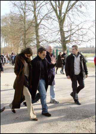 Carla Bruni en compagnie de son mari Nicolas Sarkozy et de son père Maurizio Remmert aux alentours de La Lanterne à Versailles.