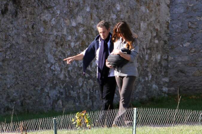 Nicolas Sarkozy et Carla Bruni avec leur fille Giulia peu après sa naissance.