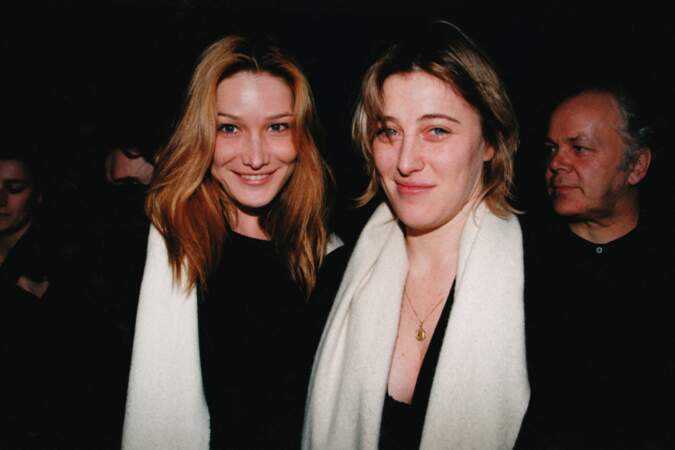 Carla Bruni et sa soeur Valeria tout sourire en 1997.
