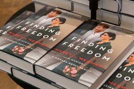 La biographie du Prince Harry et de Meghan Markle "Finding Freedom" à Londres, le 13 août 2020