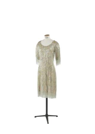 Robe courte entièrement brodée de franges de perles, Yves Saint Laurent, collection haute couture printemps-été 1969. Estimation 3000-5000 €. 