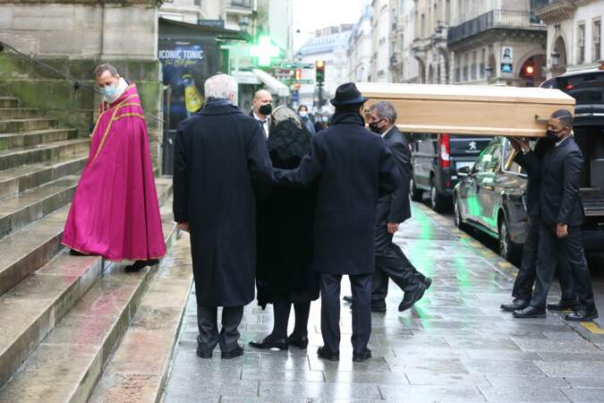 Alexandre Brasseur et sa mère Michele Cambon-Brasseur devant l'église Saint-Roch, à Paris, pour les funérailles de Claude Brasseur