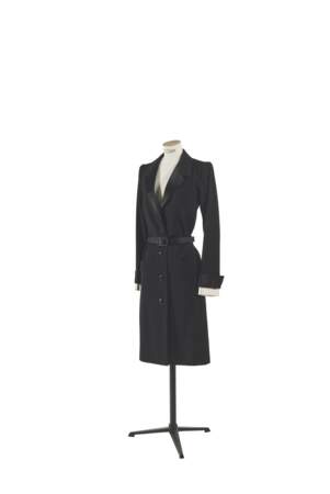 Robe de costume ceinturée en grain de poudre et satin noir et blanc, Yves Saint Laurent, collection printemps-été 1981. Estimation : 1000-2000 €