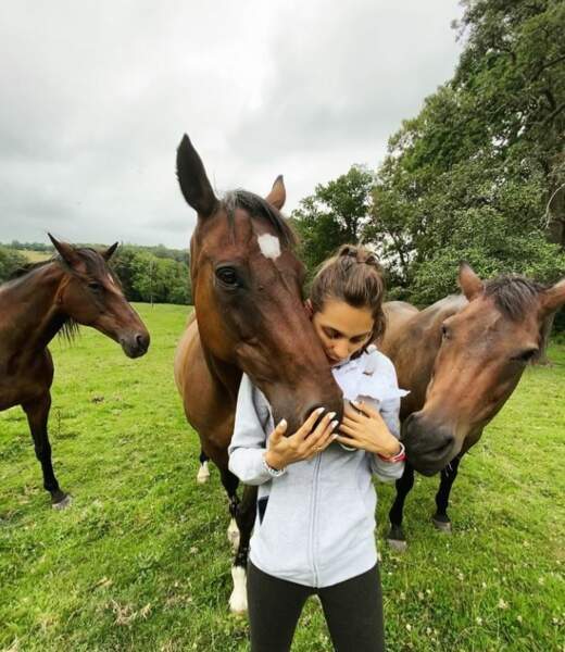 Adèle de Fontenay accompagnée de son cheval pose pour sa page Instagram 