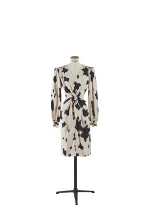 Robe portefeuille en crèpe de soie imprimé noir et blanc, Yves Saint Laurent haute couture circa 1975. Estimation : 1000-2000 €