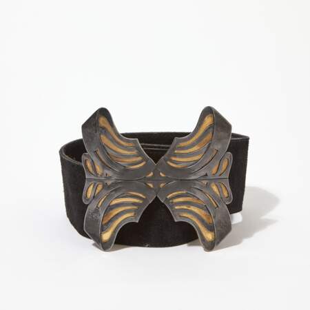 Large ceinture en daim noir et boucle papillon en métal, Saint Laurent Rive Gauche, années 1970. Estimation : 200-300 €