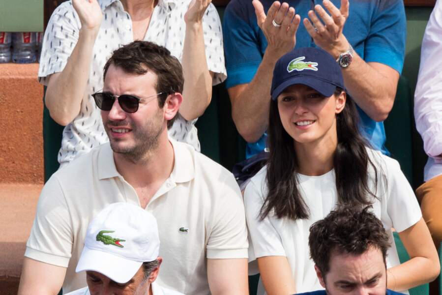 Yaniss Lespert et sa chérie Bétina Orsetti jamais loin de l'autre, assis dans les tribunes de Roland-Garros en 2018.