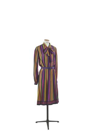 Robe chemise ceinturée en soie à rayures bayadère multicolores, Yves Saint Laurent, collection haute couture printemps-été 1972. Estimation : 2000-3000 € 