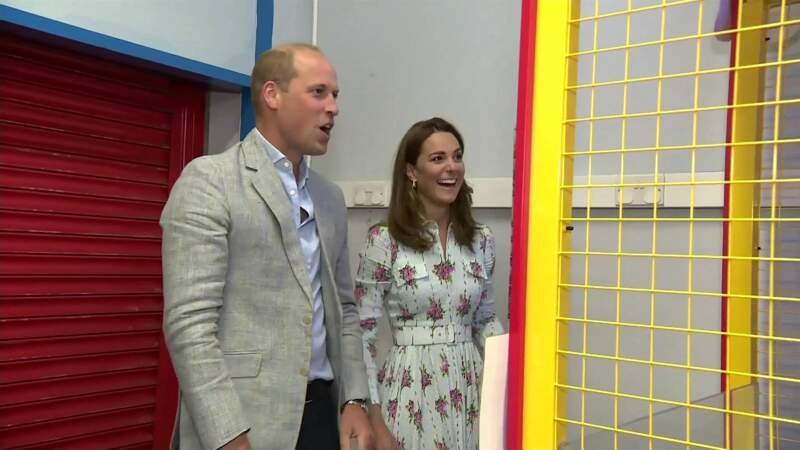 Le prince William et Kate Middleton lors de leur visite à "Barry Island" à Barry (Royaume-Uni), le 4 août 2020. Venus pour discuter avec les commerçants des conséquences de l'épidémie de coronavirus (Covid-19) dans le secteur du tourisme, le couple princier n'a pas résisté au plaisir d'essayer quelques jeux de fête foraine.