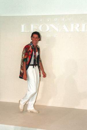Igor Hossein, fils de Robert Hossein et de Marina Vlady, jouant les mannequins pour Leonard au début des années 1990