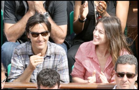 Charlotte Gainsbourg et Yvan Attal, complices, à Roland Garros en 2009.