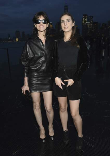 Charlotte Gainsbourg, avec Alice Attal (la fille qu'elle a eue avec Yvan Attal), le 6 juin 2018, à Jersey City, aux Etats-Unis. 