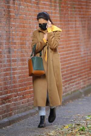 Katie Holmes est une adepte de la combinaison Sweat à capuche et manteau long pour un look de ville casual et chic