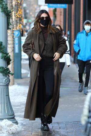 La mannequin Kendall Jenner mixe à la perfection les tendances de la saison : un col roulé sous un cardigan et un manteau ample sur ses épaules associé à des biker boots