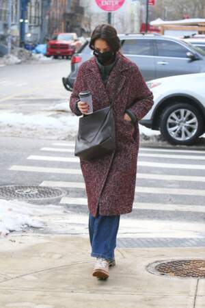 Katie Holmes fidèle à son style street chic porte un long manteau, un jean large et un sweet col cheminée pour affronter l'hiver. 