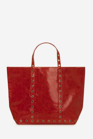 Grand sac cabas en cuir froissé rouge surmonté d’oeillets dorés, 350€, Vanessa Bruno