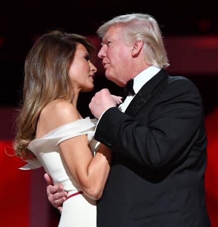 Melania Trump, en train de danser avec son mari, Donald Trump, le 20 janvier 2017, à Washington, lors du bal d'investiture.