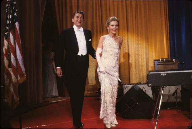 Nancy et Ronald Reagan lors de leur premier bal d'investiture, le 20 janvier 1981. 