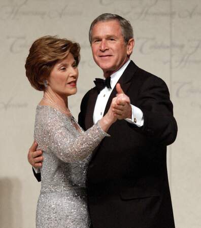 Laura et George W. Bush dansent lors du bal d'investiture, le 20 janvier 2005, à Washington. George W. Bush a été élu pour un second mandat.