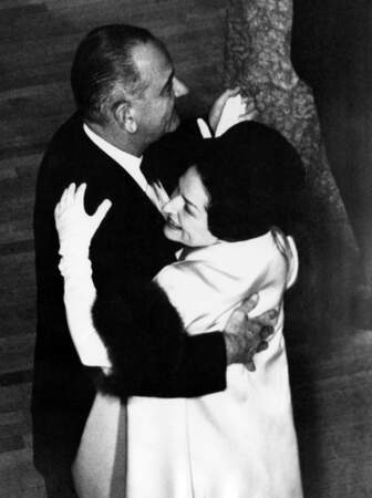Le président Lyndon B. Johnson et son épouse, Lady Bird Johnson, dansent ensemble au bal d'investiture en janvier 1965.