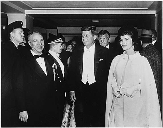 Jackie Kennedy, avec son époux JFK, lors du bal d'investiture, le 20 janvier 1961. 