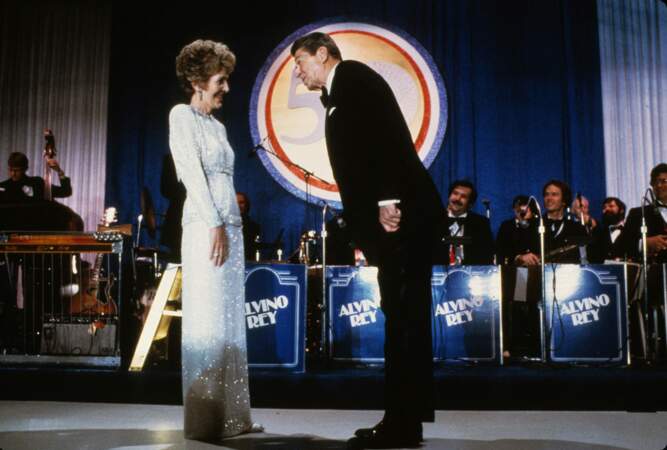 Nancy et Ronald Reagan dansent lors de leur deuxième bal d'investiture, en janvier 1985. 