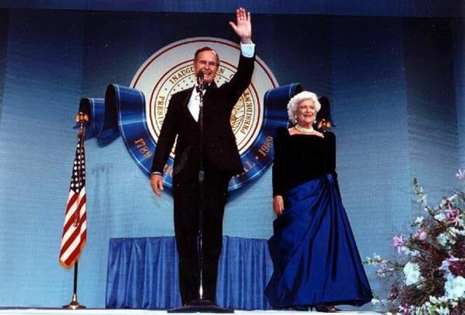 George Bush Sr, et son épouse Barbara Bush, lors du bal d'investiture, le 20 janvier 1989, à Washington. 
