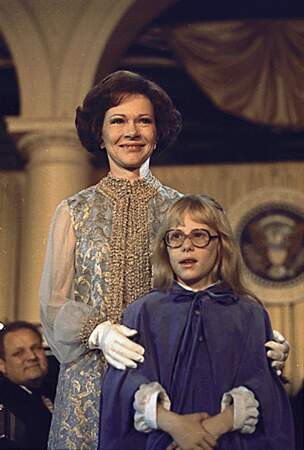 Rosalynn Carter, avec sa fille Amy, lors du bal d'investiture, organisé le 20 janvier 1977. 