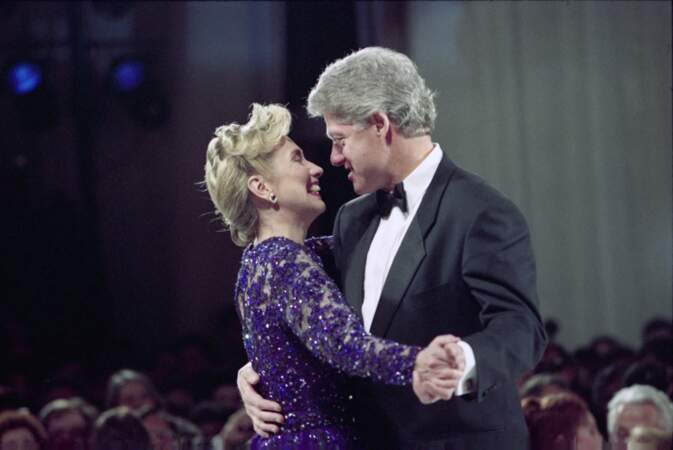 Complices, Hillary et Bill Clinton dansent lors de leur premier bal d'investiture en janvier 1993. 