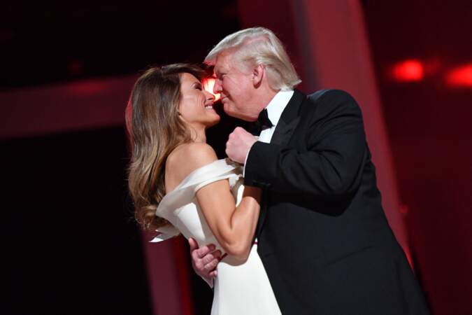 Melania et Donald Trump lors du bal d'investiture, le 20 janvier 2017. La First lady a opté pour une tenue immaculée. 