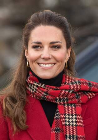 Kate Middleton adopte l'écharpe xxl à carreaux et le manteau roue, deux grandes tendances mode de cet hiver 2021, ici le 8 décembre 2020.