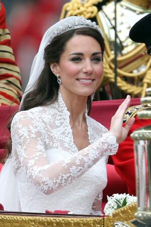 Kate Middleton et sa fameuse coiffure de mariée : une demi-queue de cheval au lieu d'un chignon, le 29 avril 2011.
