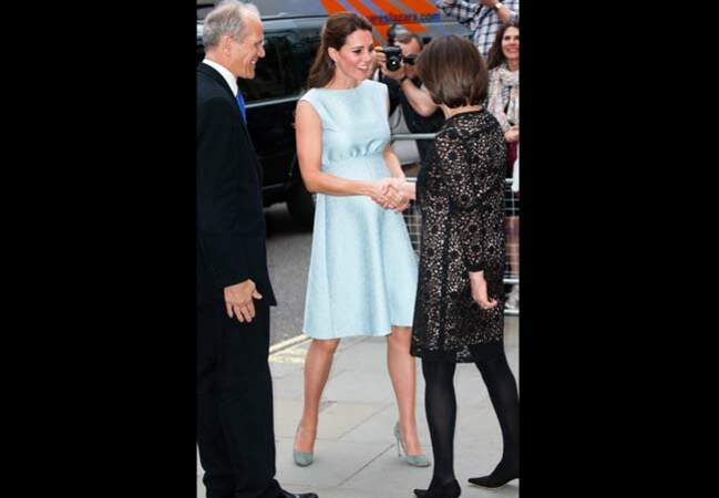 Kate Middleton dévoile son ventre rond