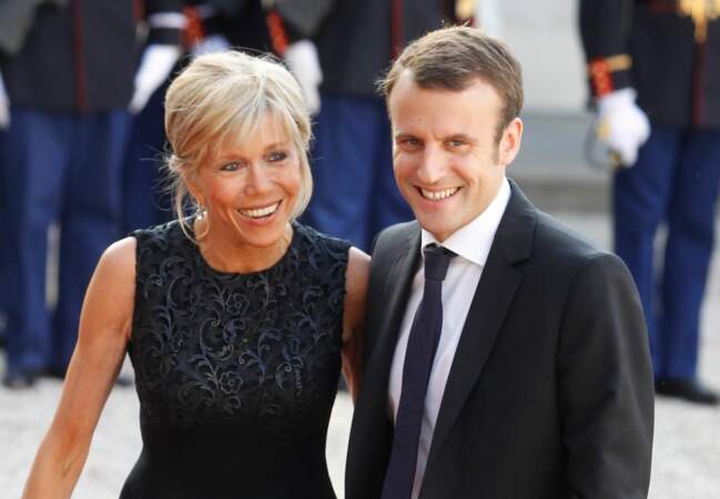 Le ministre de l'Economie Emmanuel Macron et son épouse Brigitte Trogneux