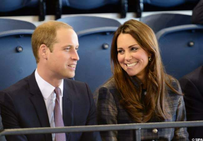 3 avril 2013 - Kate complice de son époux Will avec son manteau Moloh bleu navy et gris