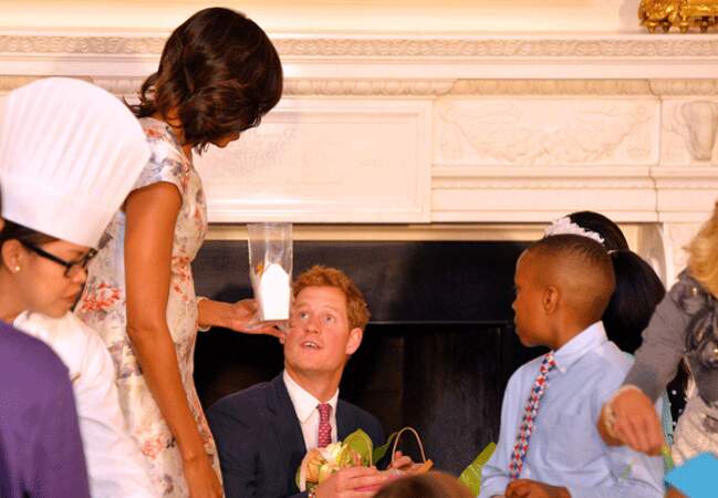 Le prince Harry aux anges avec les enfants