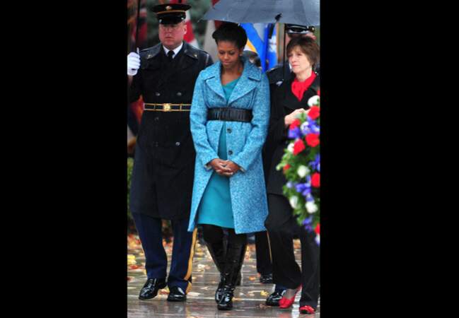 Le 11 novembre 2009 FLOTUS rend hommage au soldat inconnu avec son manteau bien connu