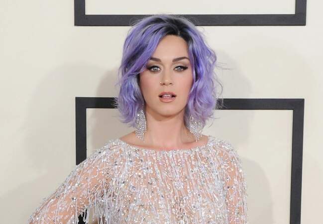 Décalée et élégante, Katy Perry nous offre une mise en beauté sans fausse-note