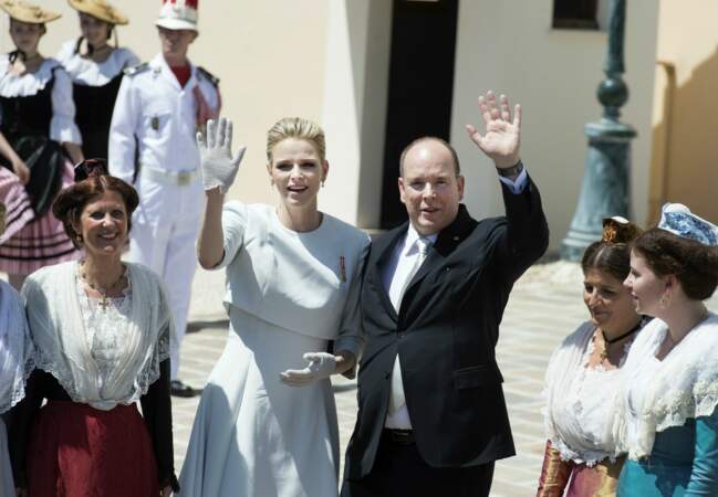 L'épouse du Prince Albert portait également un très chic bibi en tissu/paille assorti